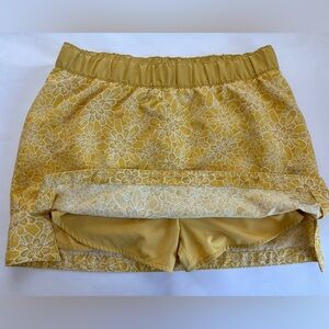 The North Face Skort - Women’s Gold/White Skort. Back Pocket. Size medium